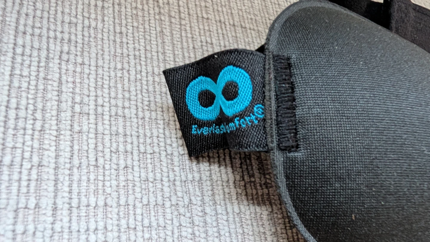 Brand New New Everlasting Comfort Sleep Mask + Earplugs - photo 4
