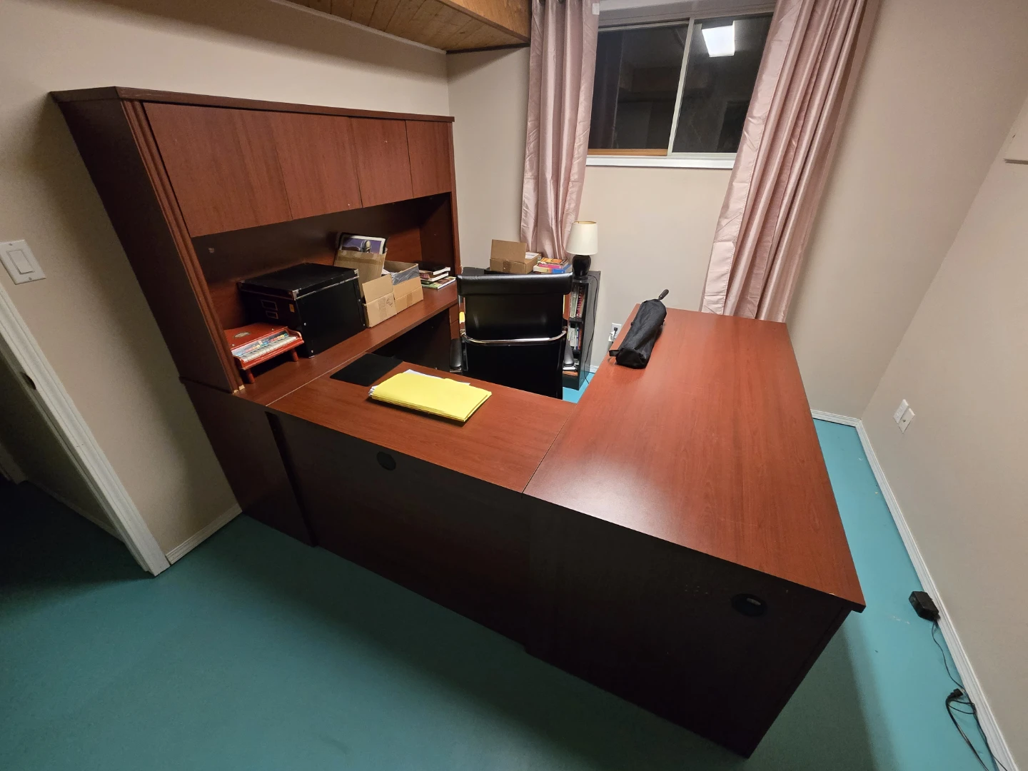 EXECUTIVE DESK / GOOD CONDITION / MUST GO