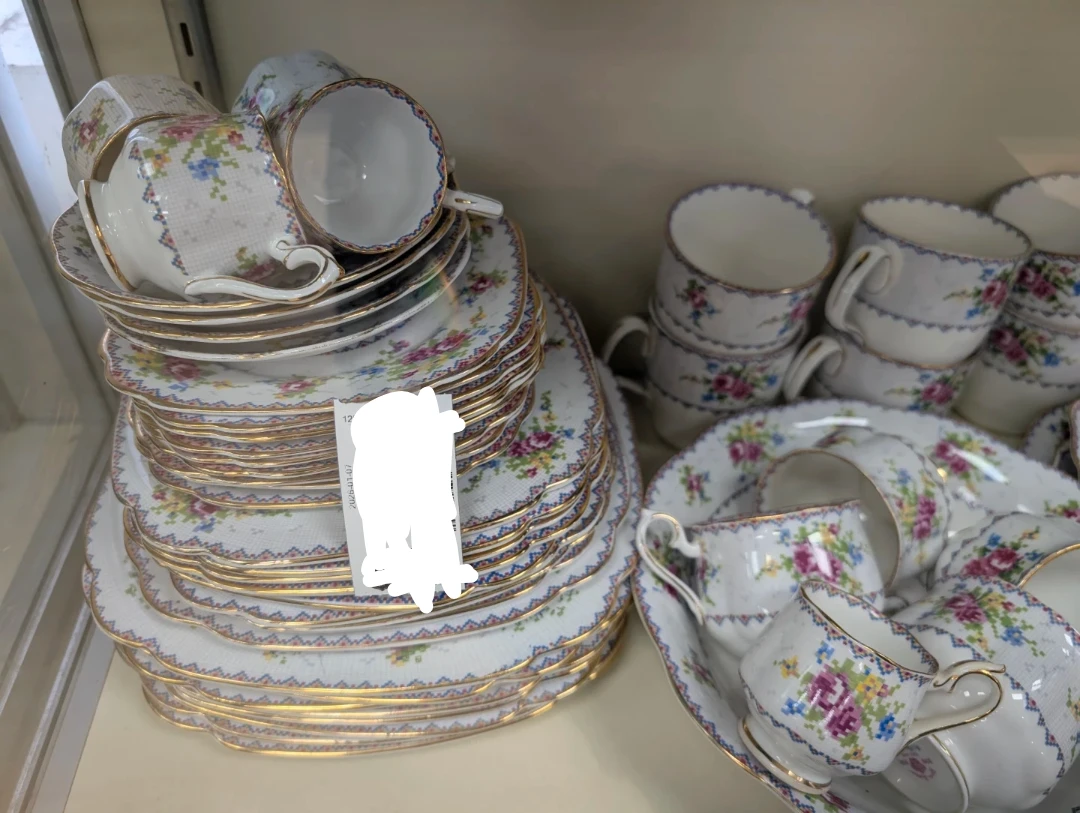 95 pc mint condition Royal Albert petit point china - photo 3
