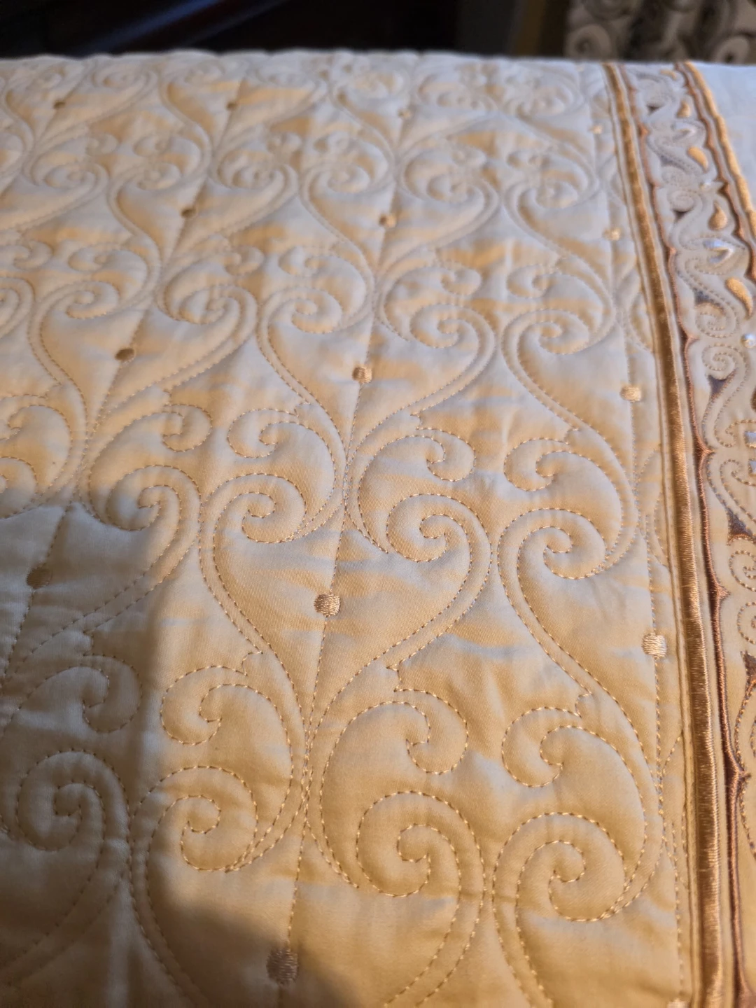 Elegant Quilted Queen Bedspread - Cream & Gold - photo 2