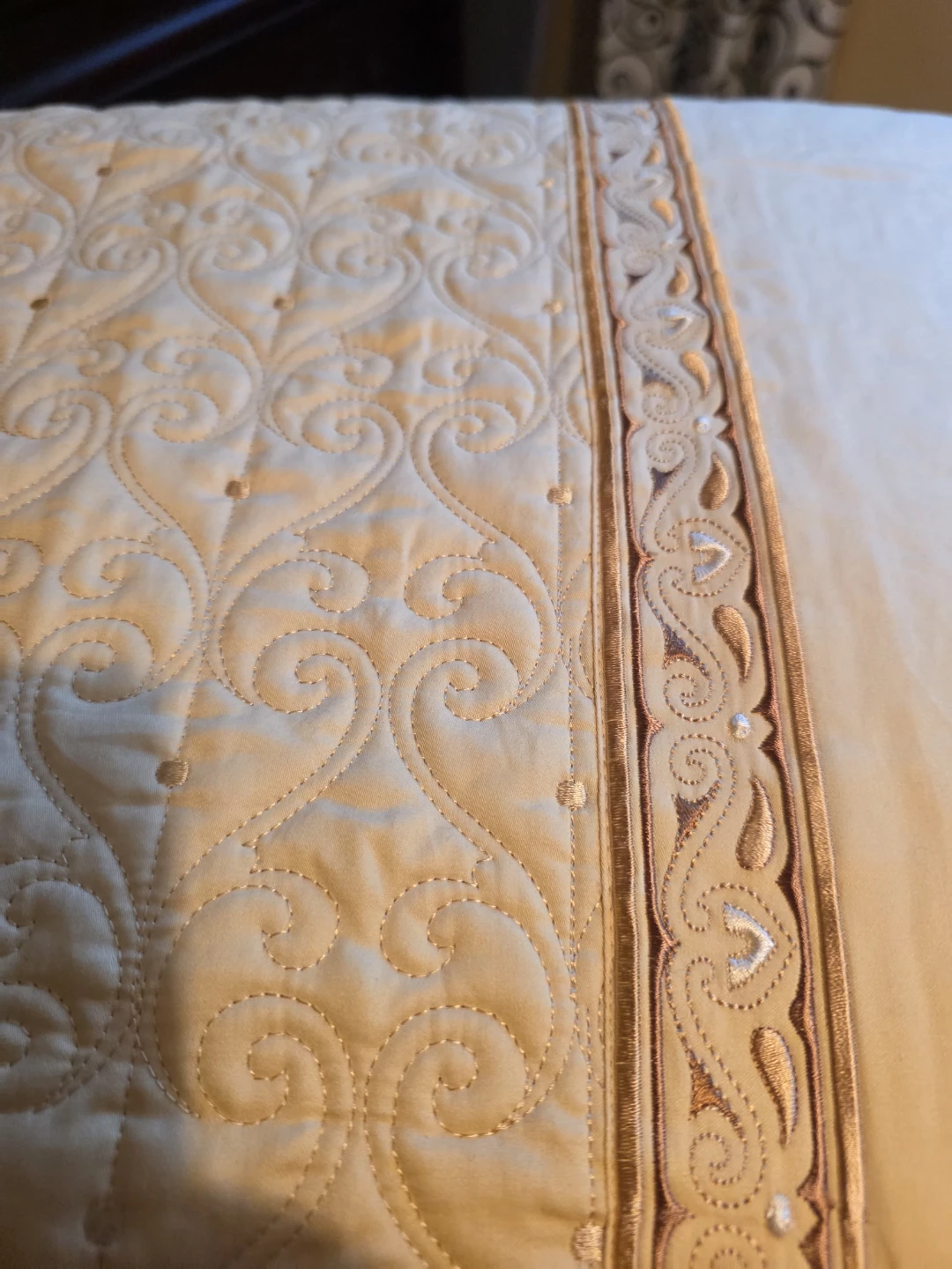 Elegant Quilted Queen Bedspread - Cream & Gold - photo 3