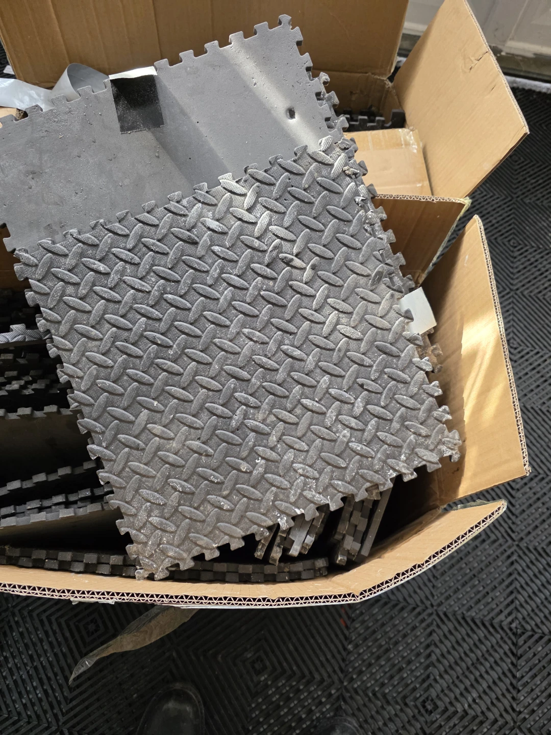 Interlocking Foam Floor Mats (Diamond Plate Pattern)