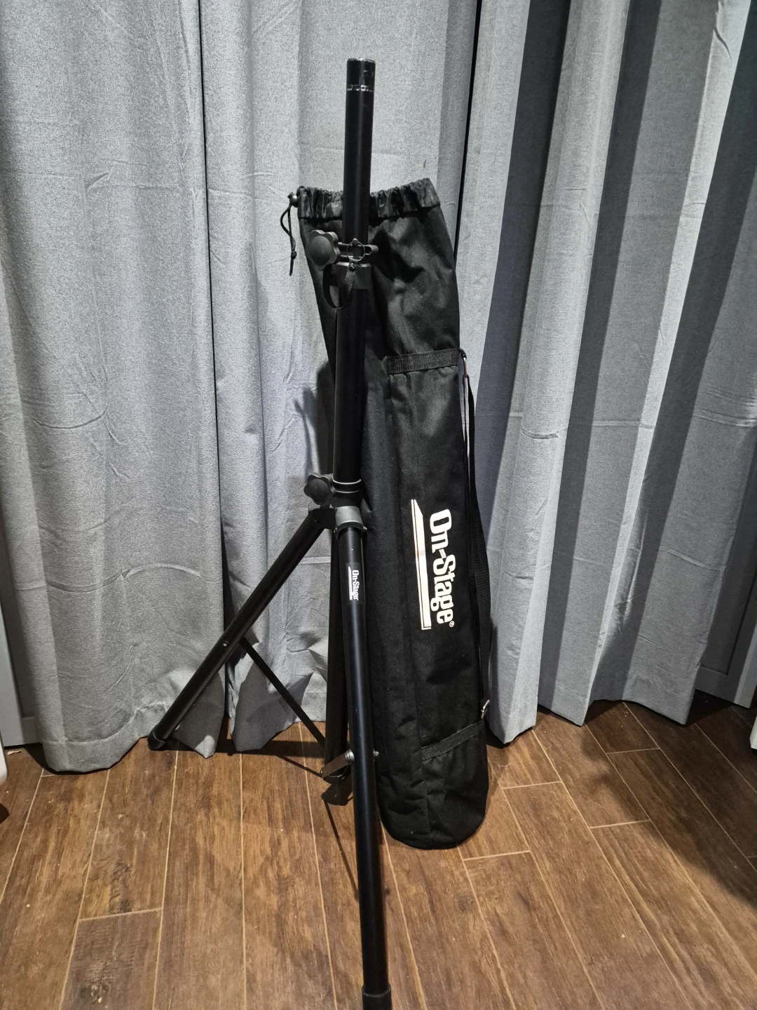PAIR OF ON STAGE SPEAKERS STANDS WITH BAG
