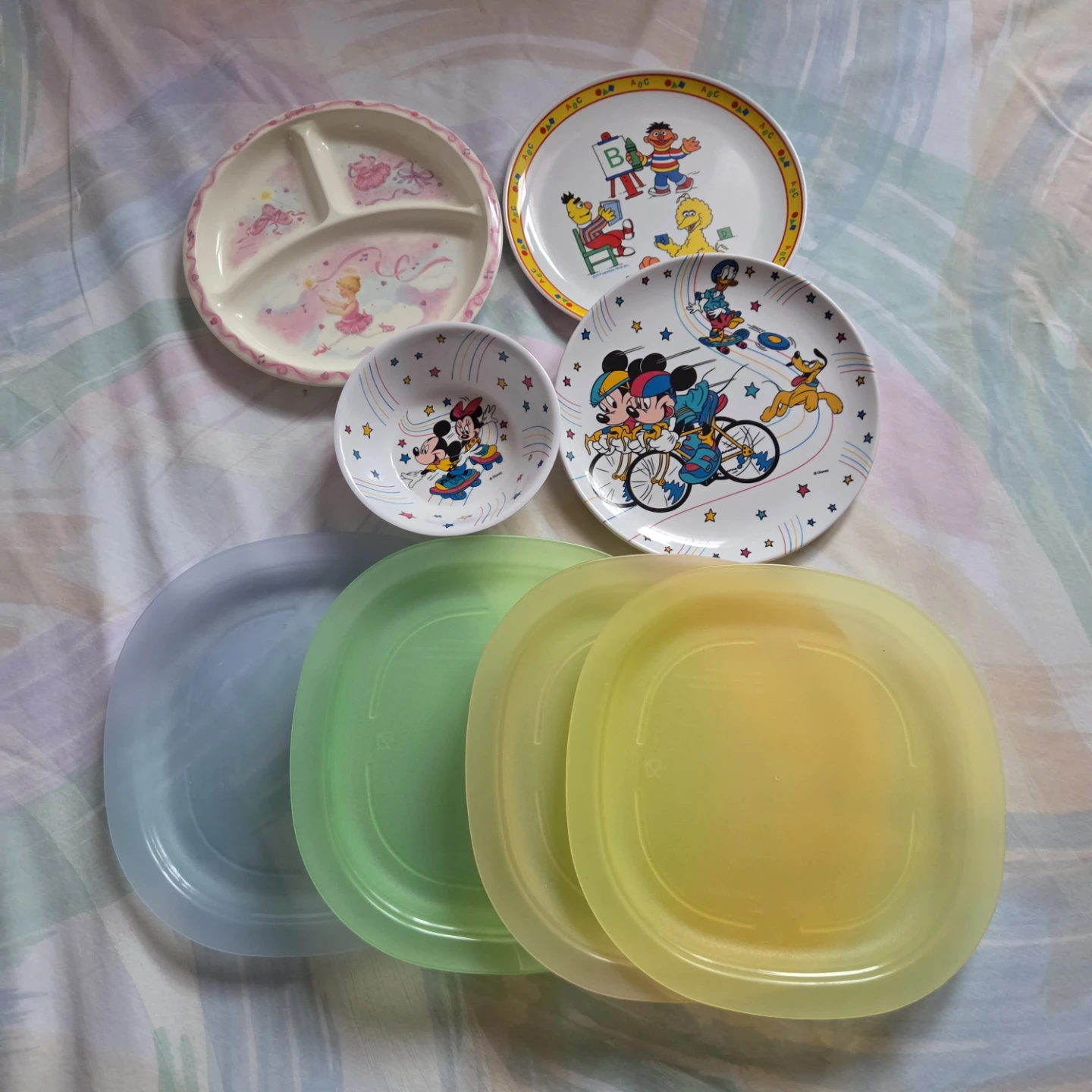 Tupperware Containers + Kids Plates - photo 3