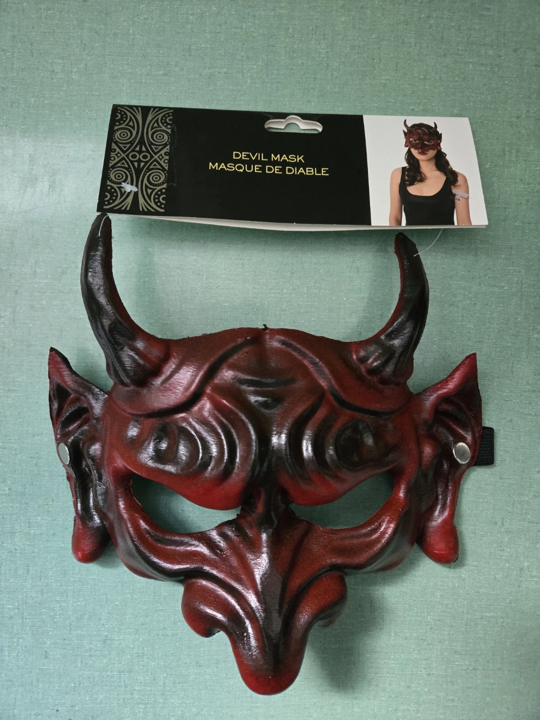 2 Halloween Masks Plus 1 Pastel Make-up Kit - photo 2