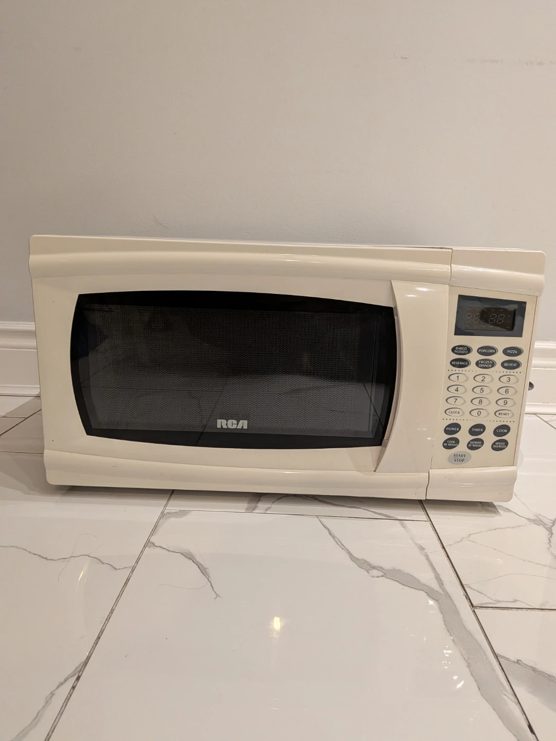 RCA Microwave - Great for Small Spaces