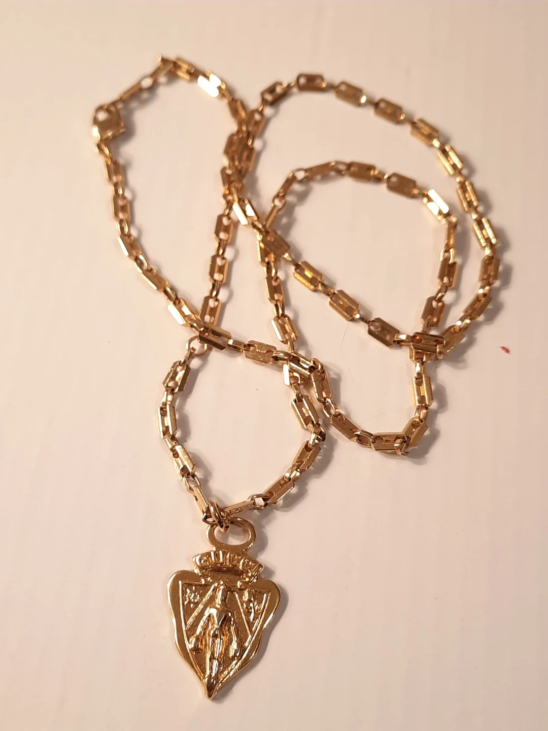 Gucci Gold Tone Necklace with Crest Pendant - photo 2