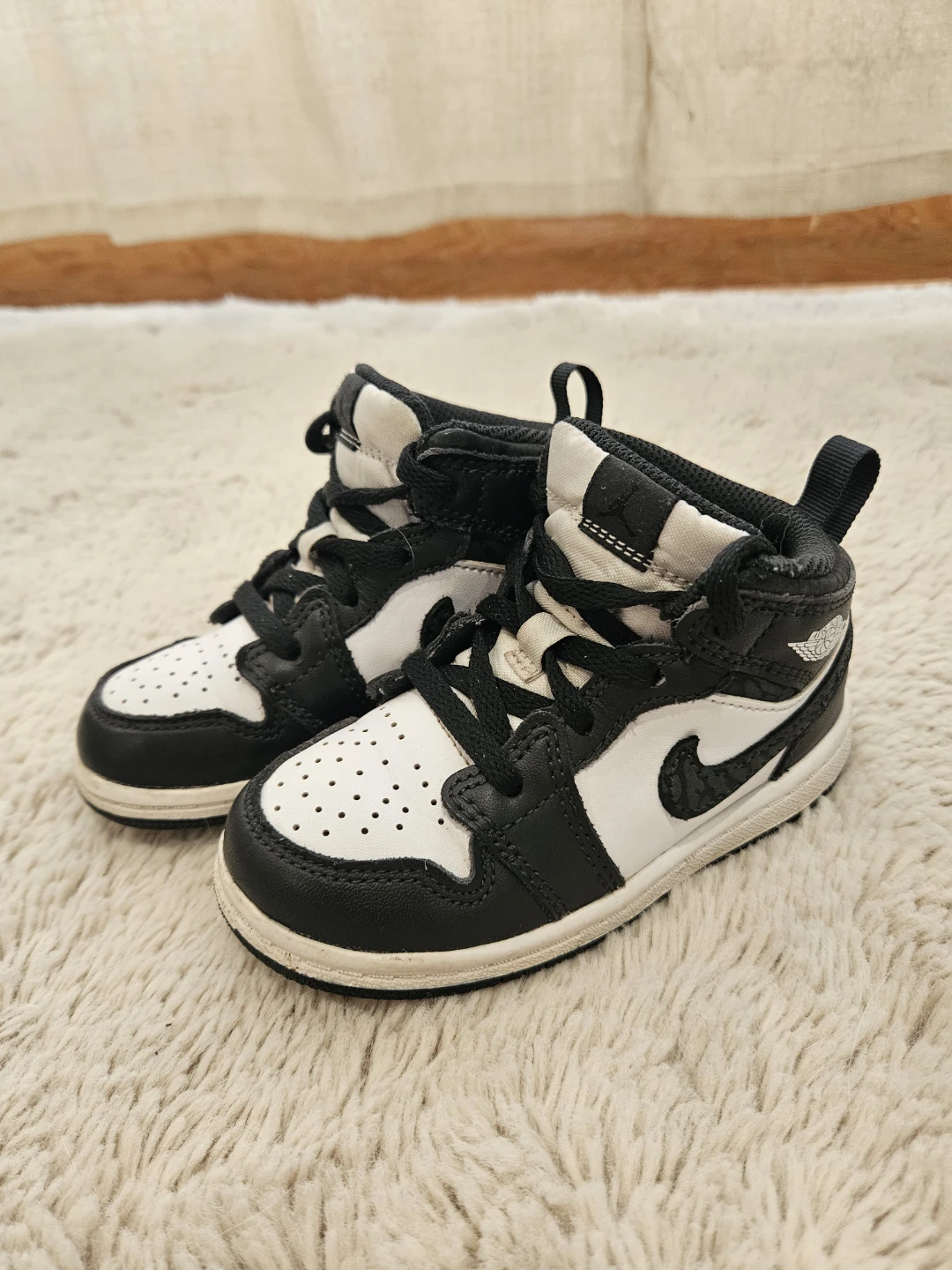 Nikr Air Jordan toddler sneakers – size US 8C – EUC