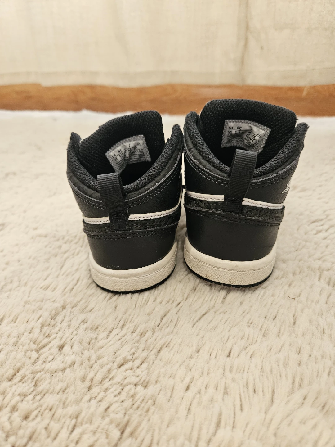 Nikr Air Jordan toddler sneakers – size US 8C – EUC - photo 3