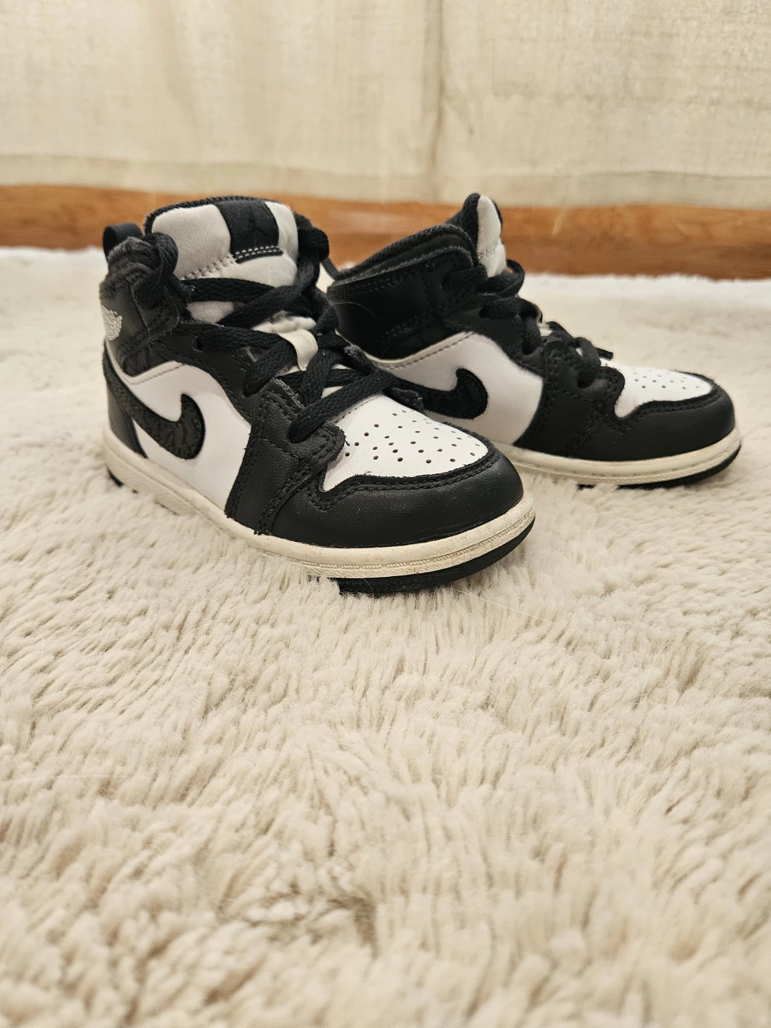 Nikr Air Jordan toddler sneakers – size US 8C – EUC - photo 4