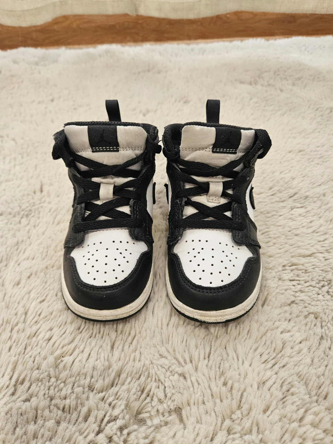 Nikr Air Jordan toddler sneakers – size US 8C – EUC - photo 5