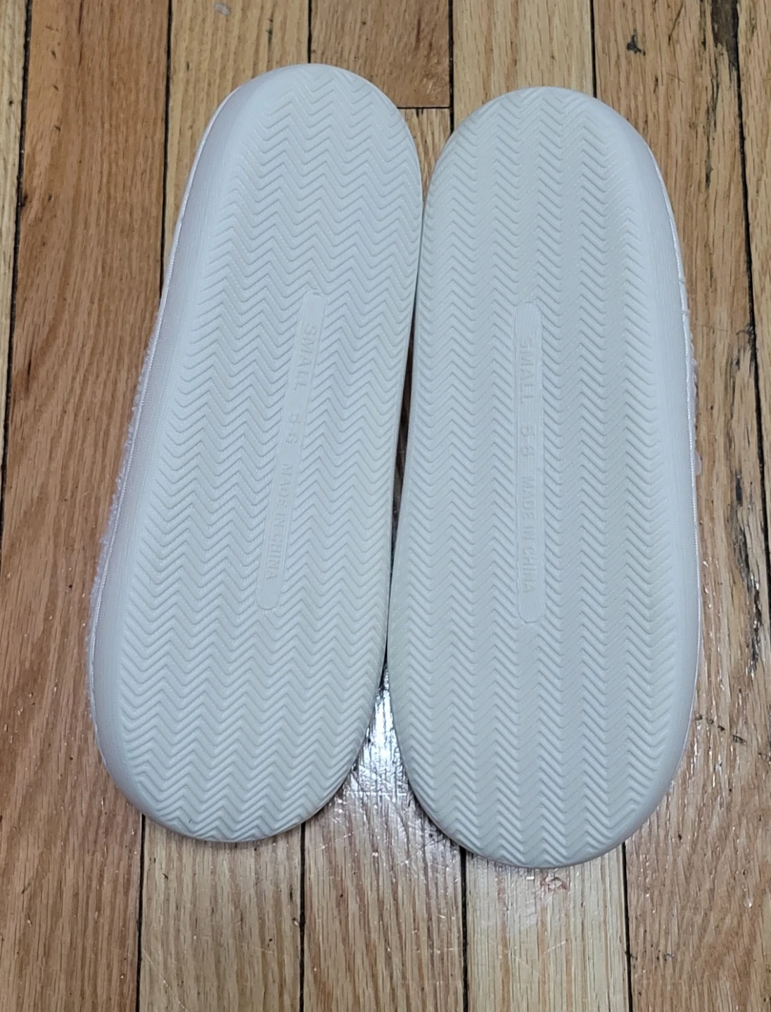 Smiley Face Slippers - Size 5-6 - photo 3