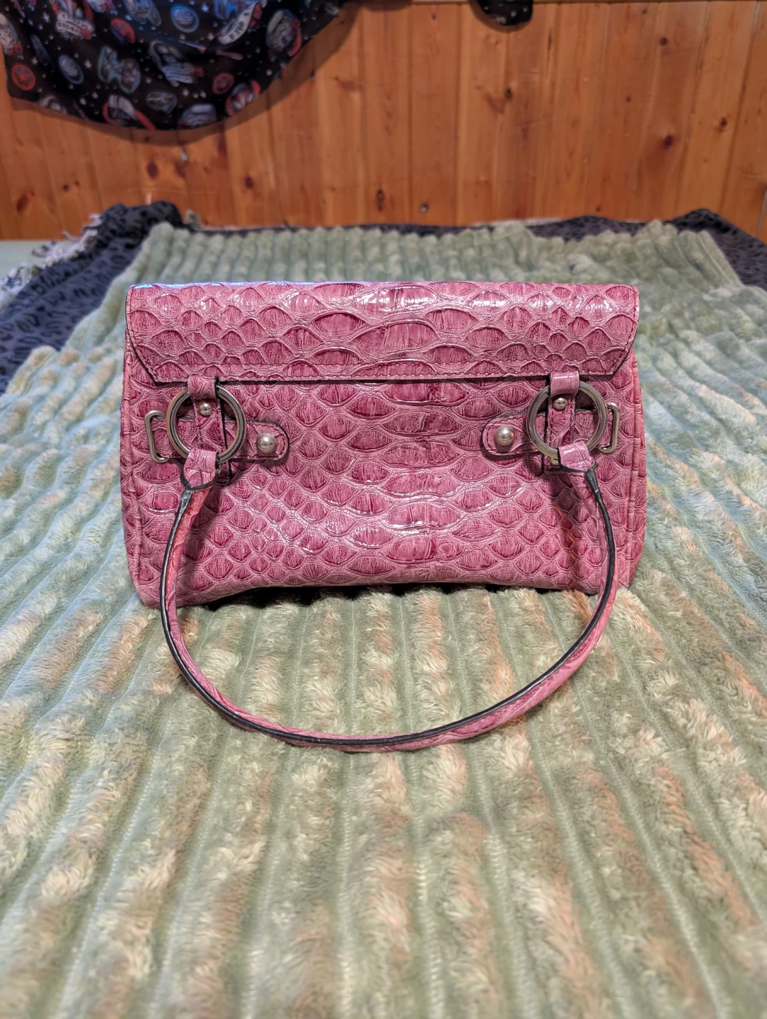 Guess pink alligator skin purse - photo 2