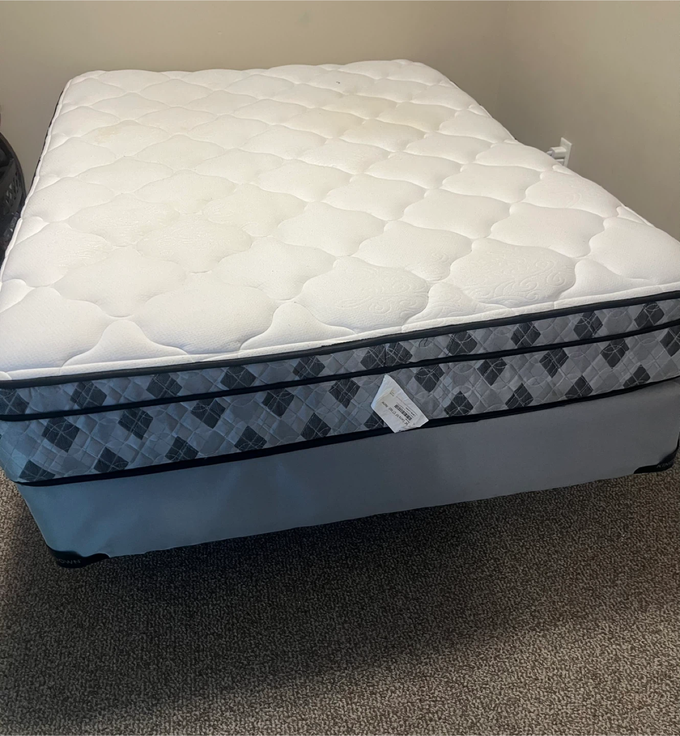 Queen size bed - photo 2