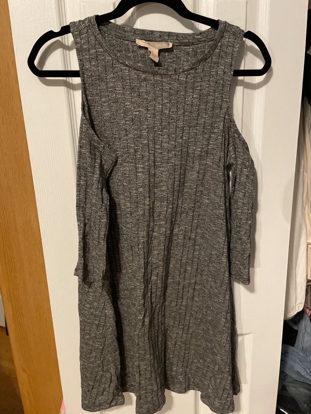 🎁🎁 Forever 21 Gray Cold Shoulder Dress - Size M **FREE**