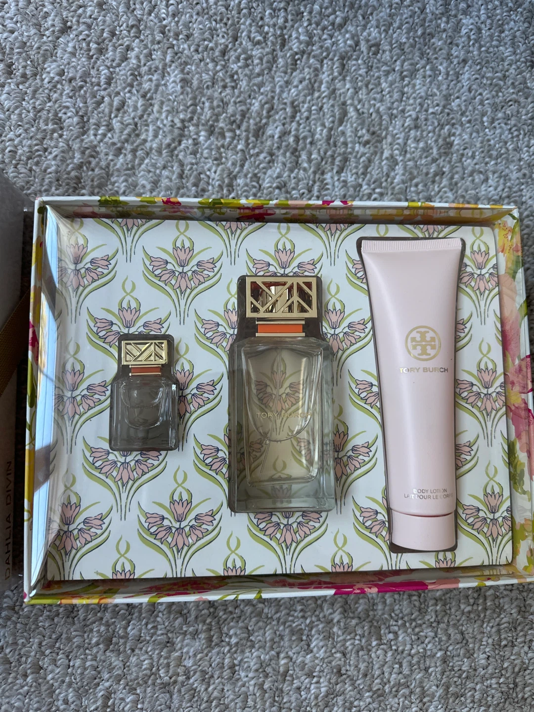 3 Women’s Perfumes - photo 2