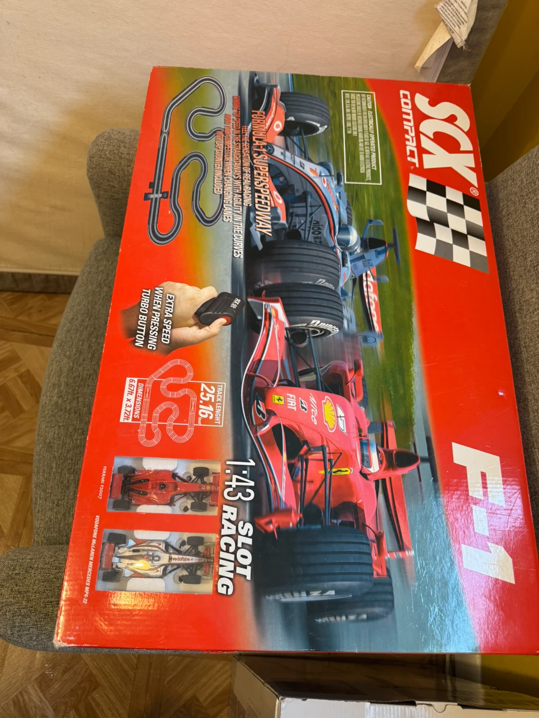 SCX Compact F-1 Formula Superspeedway Slot Racing Set - photo 2
