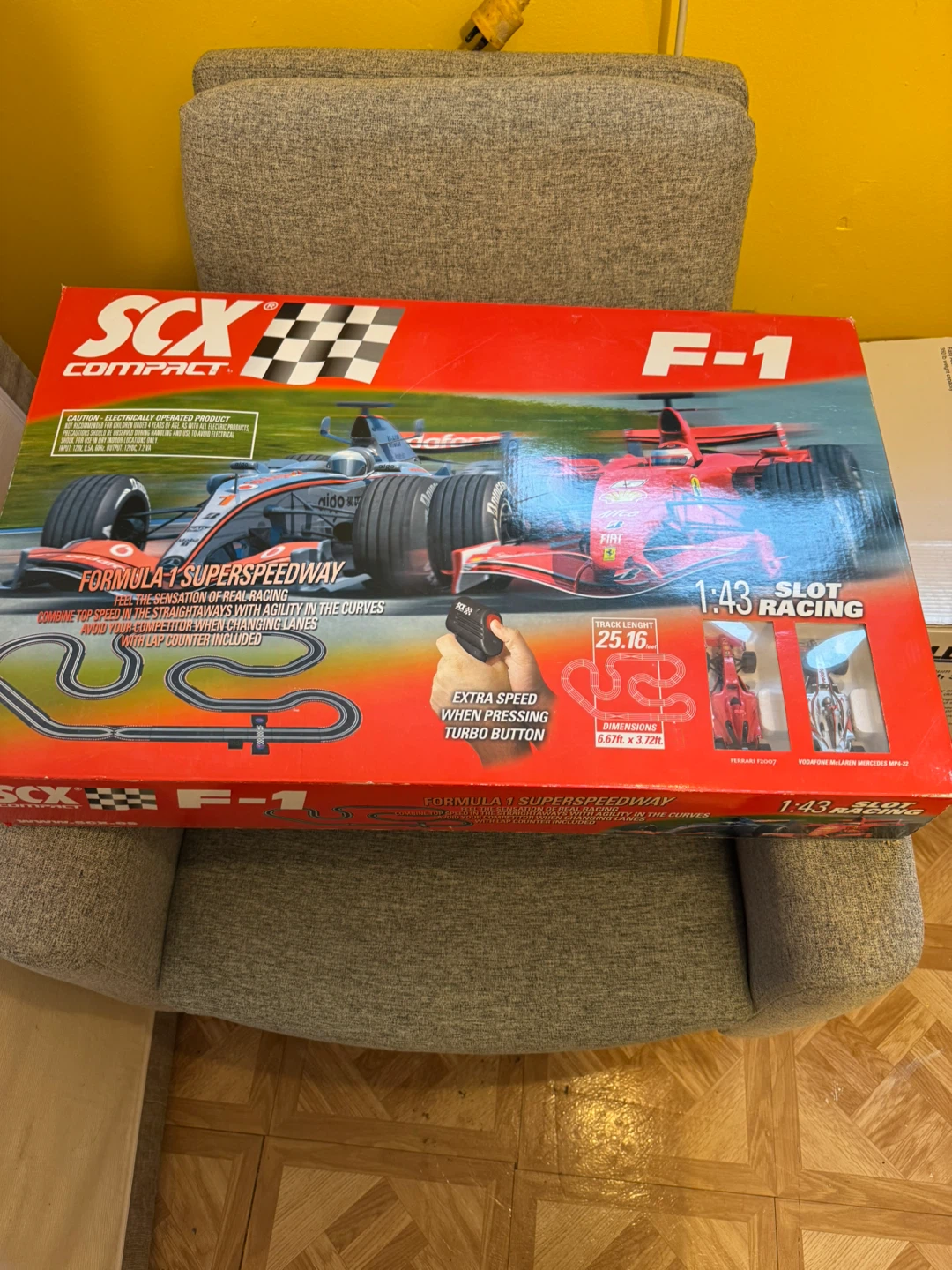 SCX Compact F-1 Formula Superspeedway Slot Racing Set