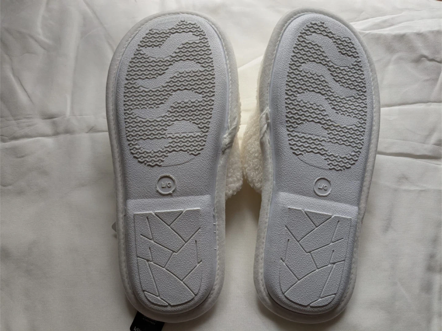 BNWT - La Vie en Rose White Slippers - Size L - New - photo 2