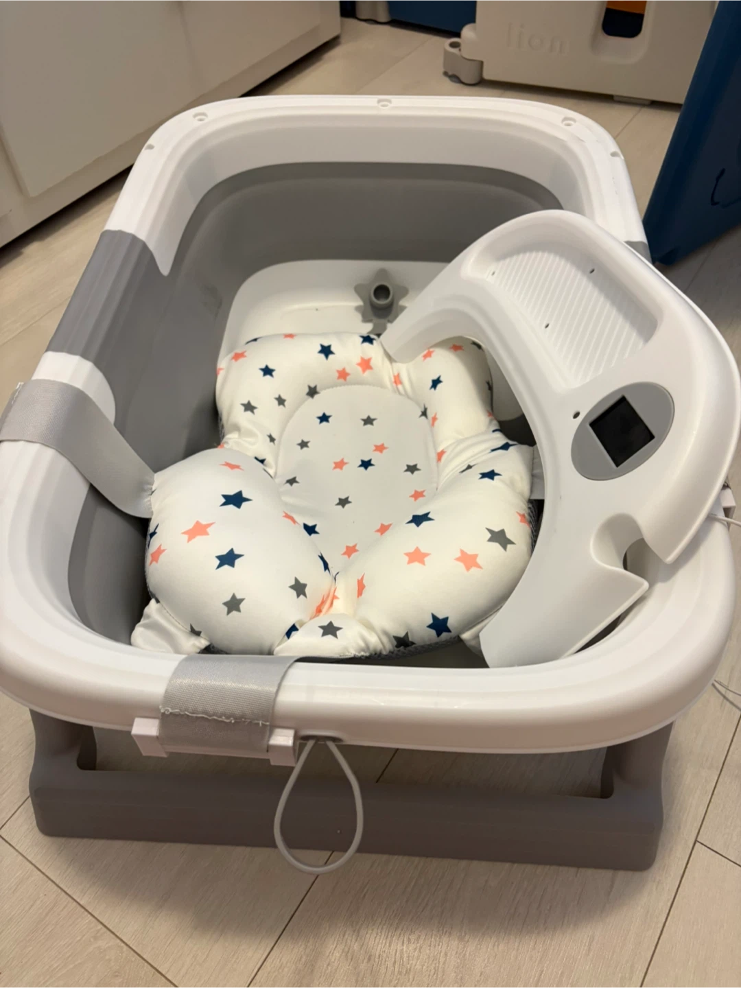 Baby Bathtub with Bath Support Cushion and thermometer - photo 4