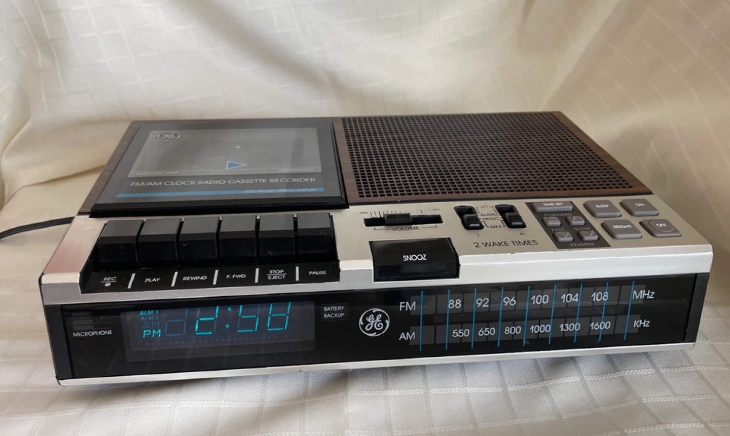 Vintage GE FM/AM Clock Radio Cassette Recorder - photo 5
