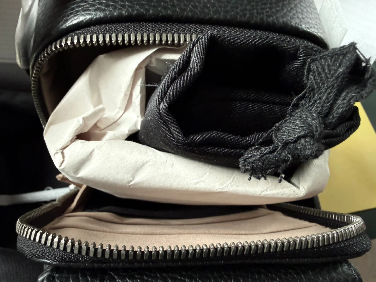 Grams 28 173 Vertical Sling Italian Black Leather Bag - NEW - photo 3