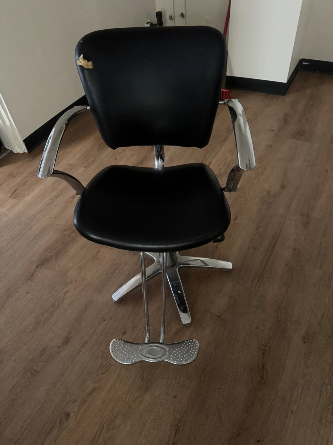 Black Adjustable Salon/Barber Chair
