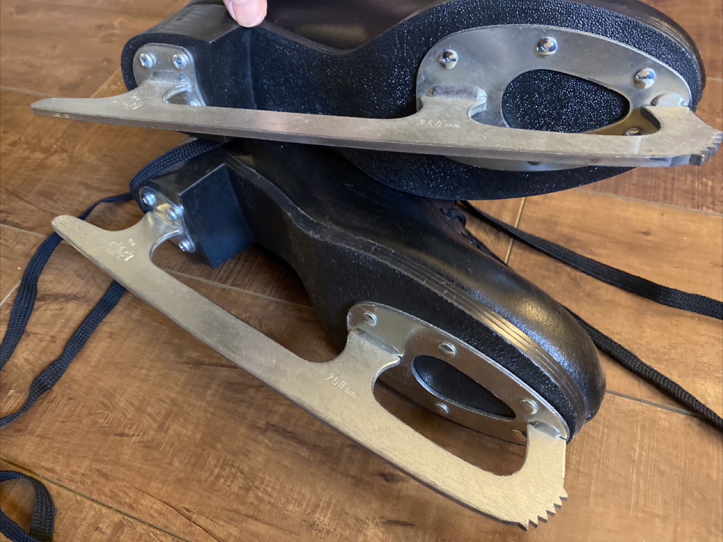 Dagmar Black Ice Skates - Women's Size 8 - photo 3