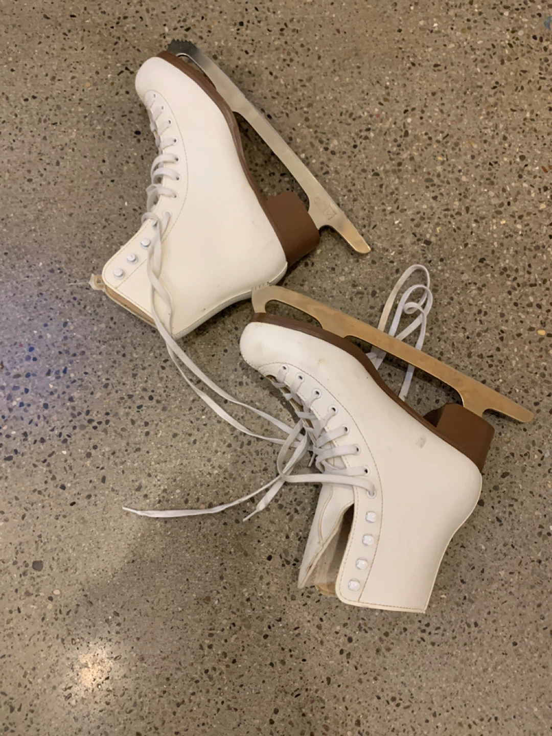 Women’s white skates new