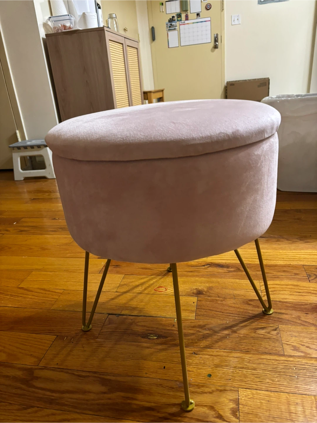 Pink velvet round ottoman - photo 5