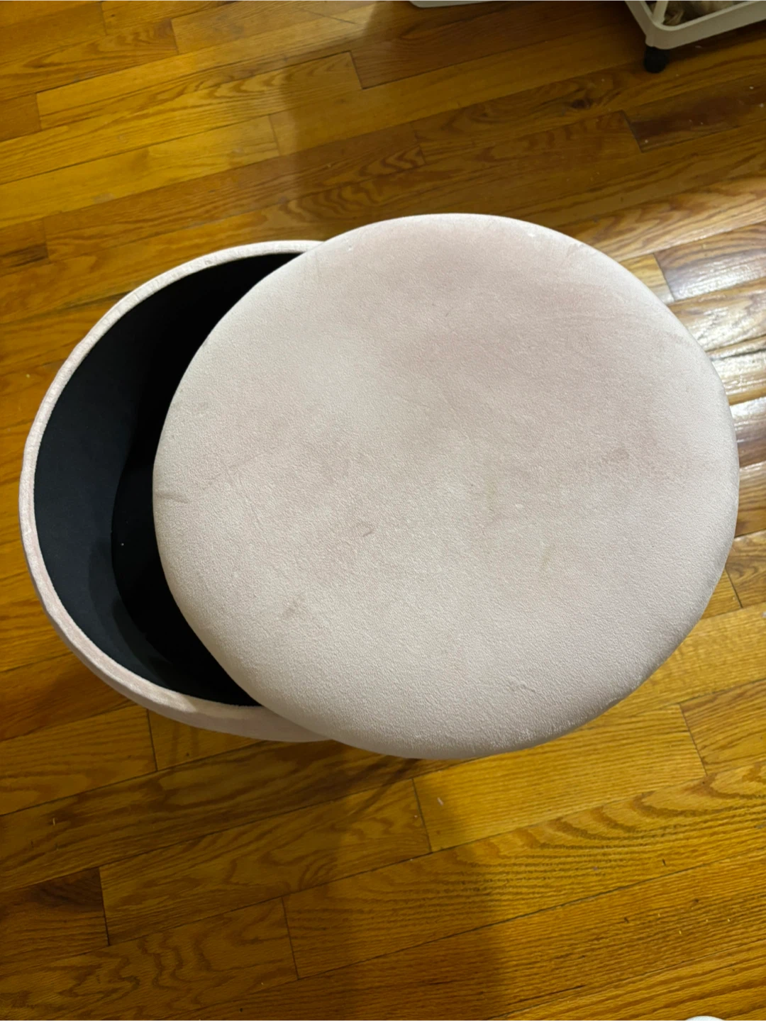 Pink velvet round ottoman - photo 2