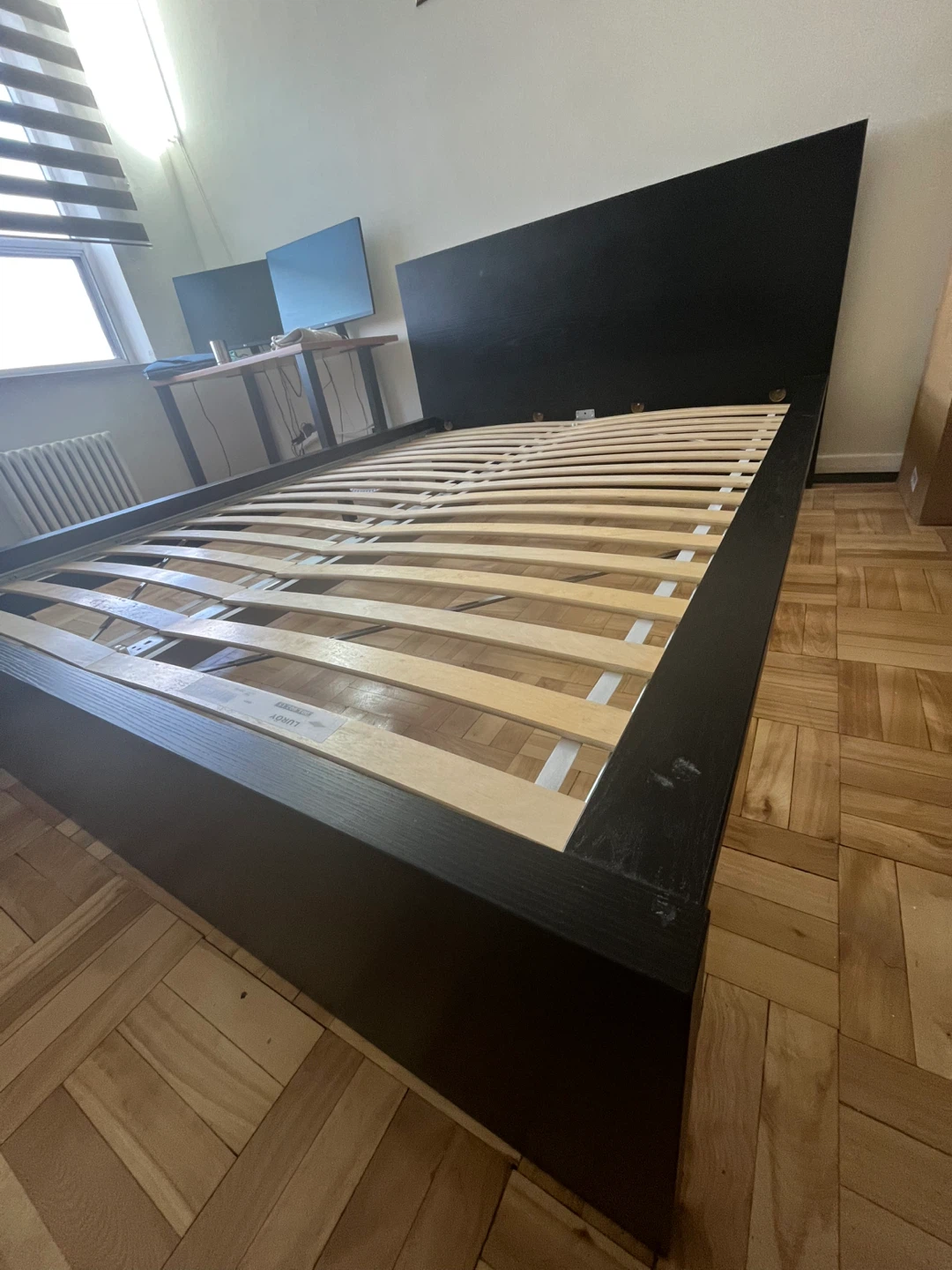 Moving sale…Queen size bed ikea malm - photo 3