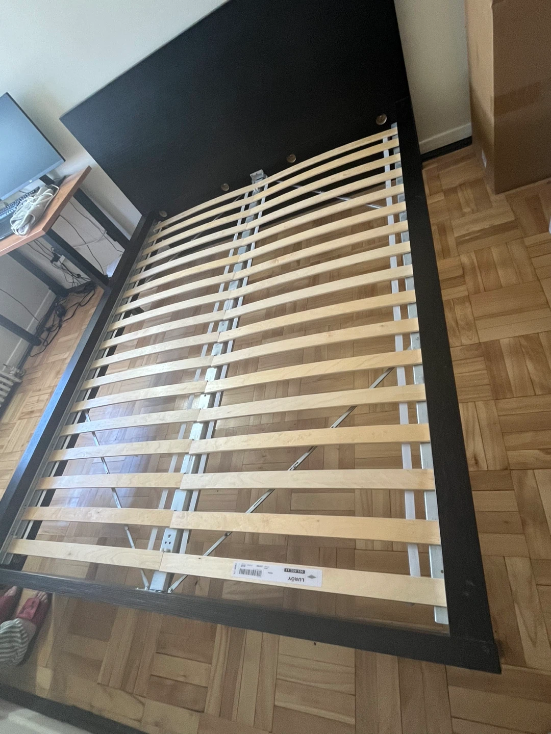 Moving sale…Queen size bed ikea malm - photo 2