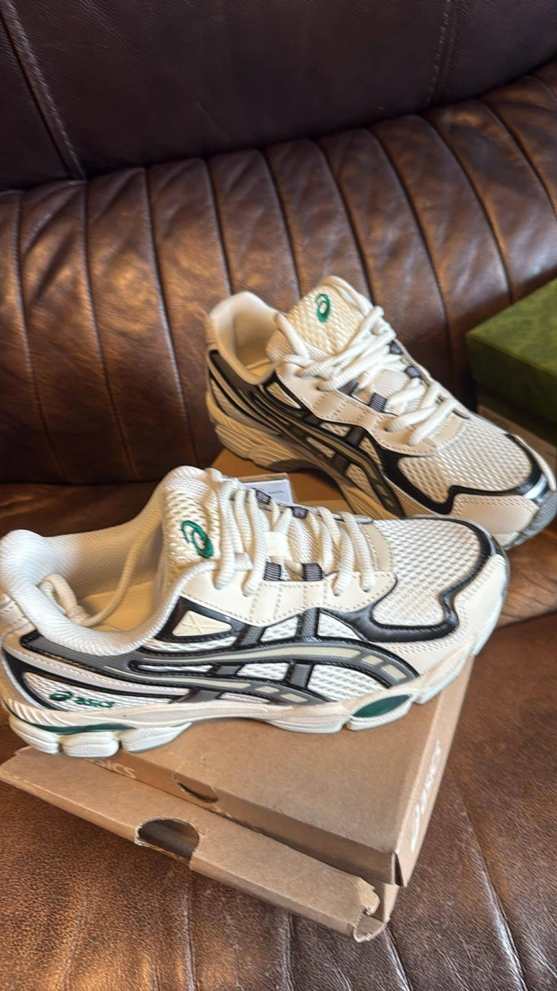 Mix of Shoes: Yeezy, Asics, Louis Vuitton, Air Jordan ,Gucci