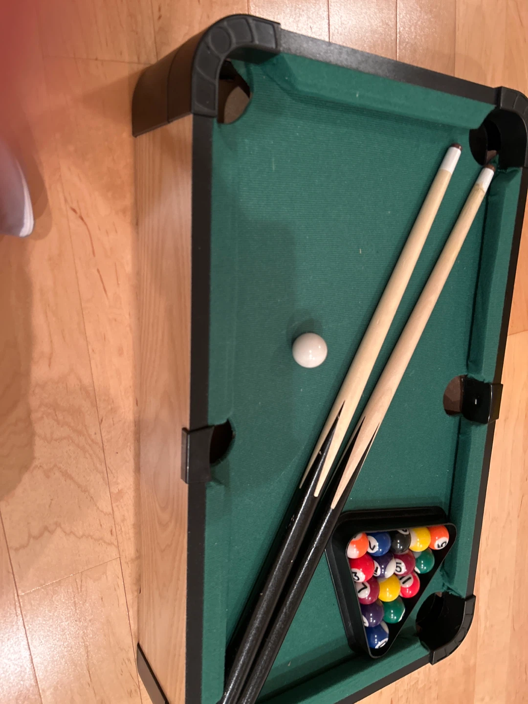Mini pool table