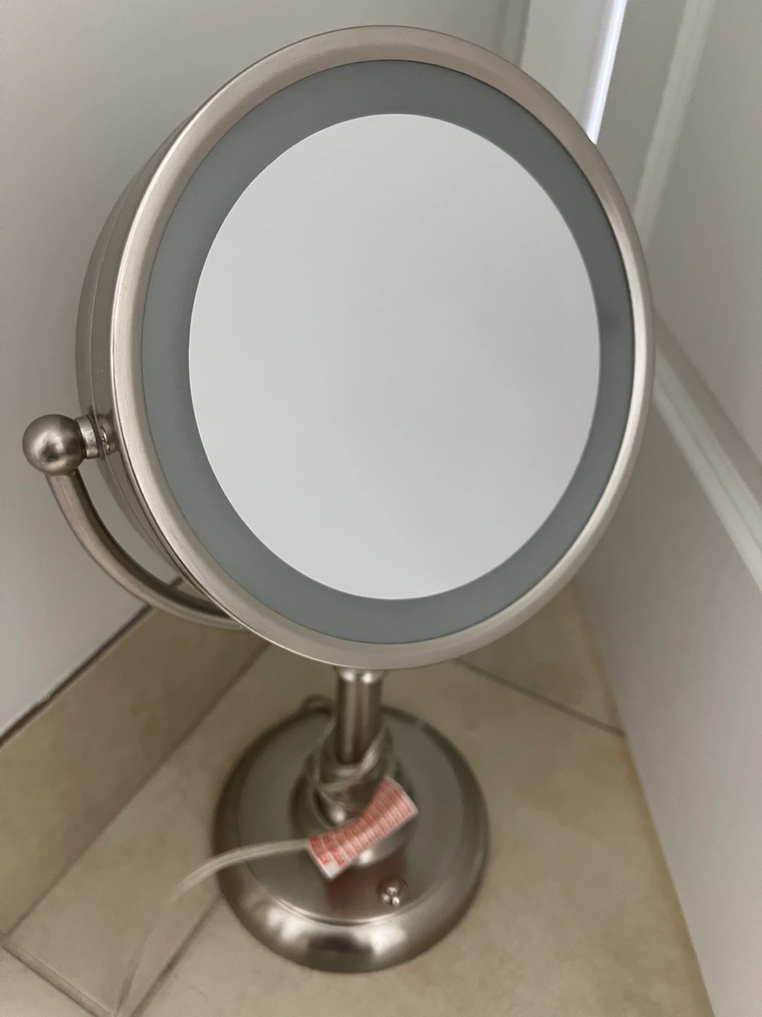 Magnifying Makeup Mirror with light - photo 2