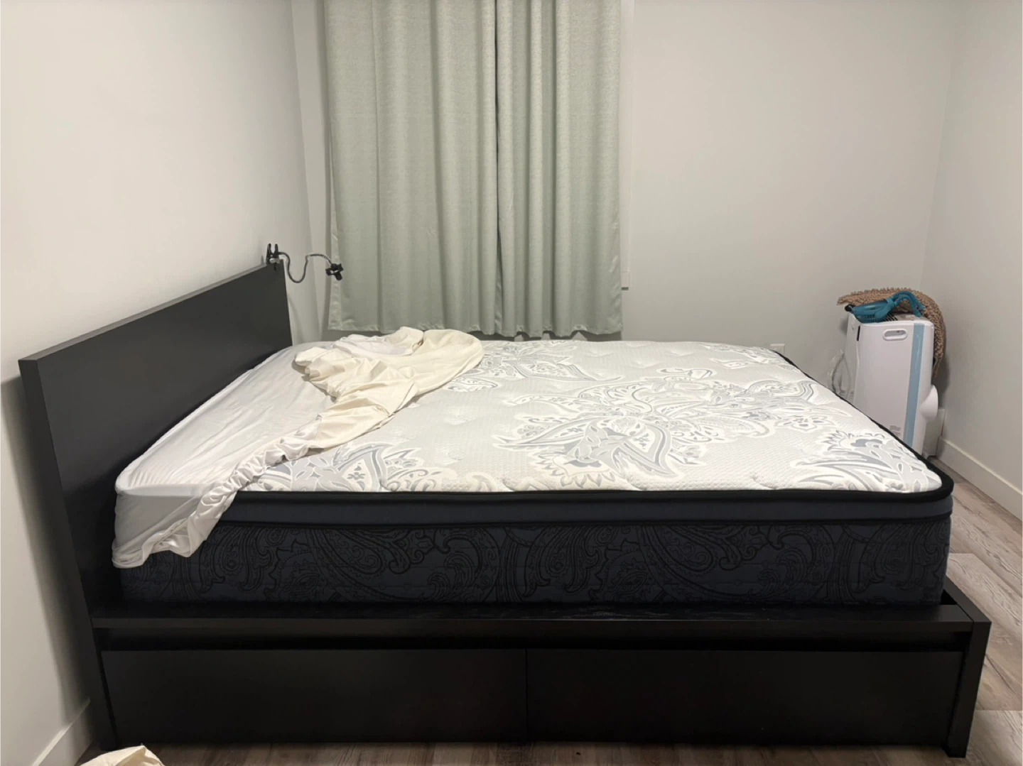 IKEA bed frame + Sleep country Queen Mattress - photo 4