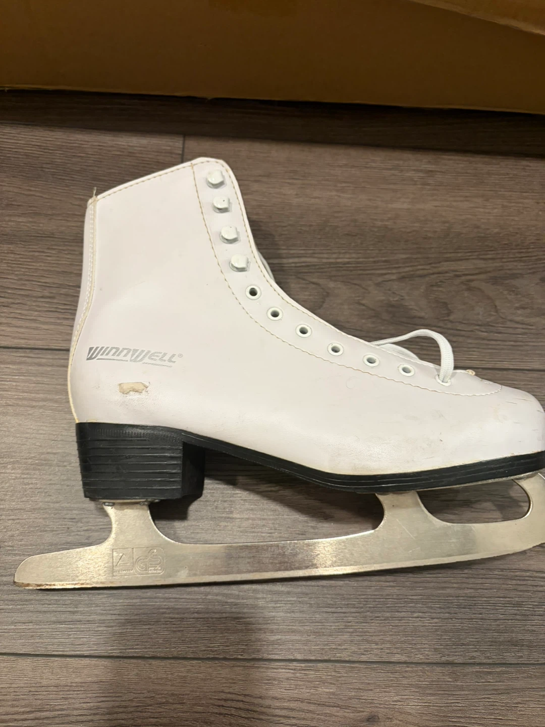 Winnwell Figure Skates - Size 7 US - photo 2