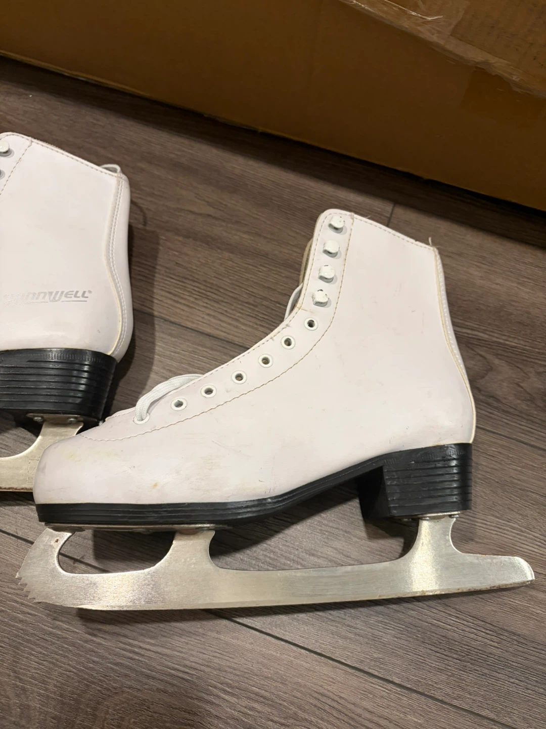 Winnwell Figure Skates - Size 7 US