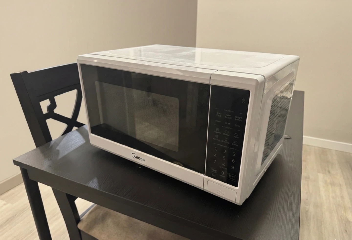 Microwave 0.7 Cu. Ft. Compact 700 Watts