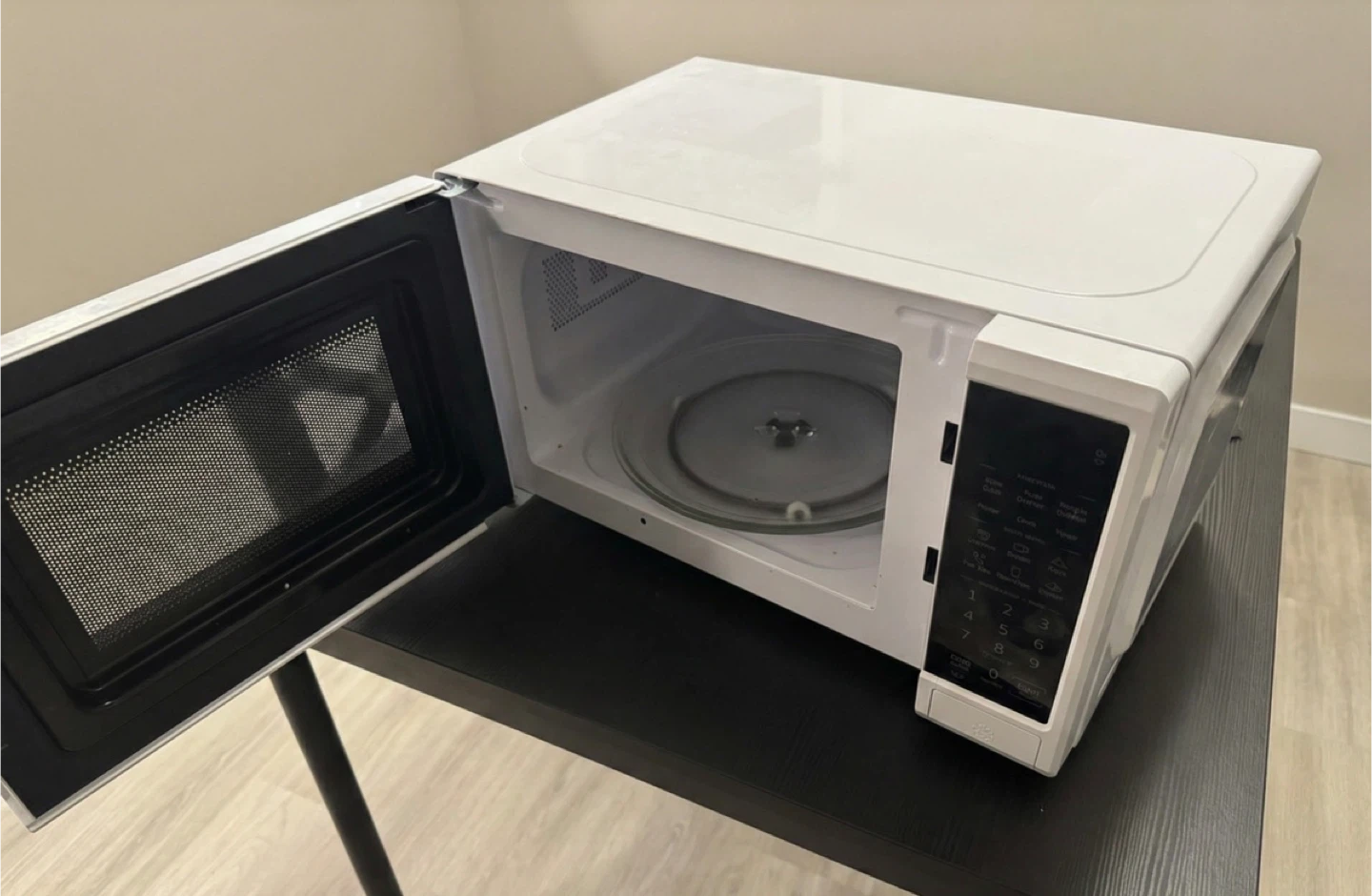 Microwave 0.7 Cu. Ft. Compact 700 Watts - photo 2