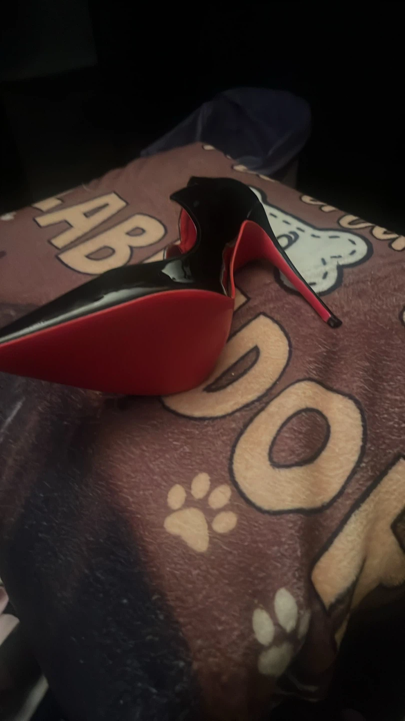Black heels that happen to have red on the bottom - photo 2