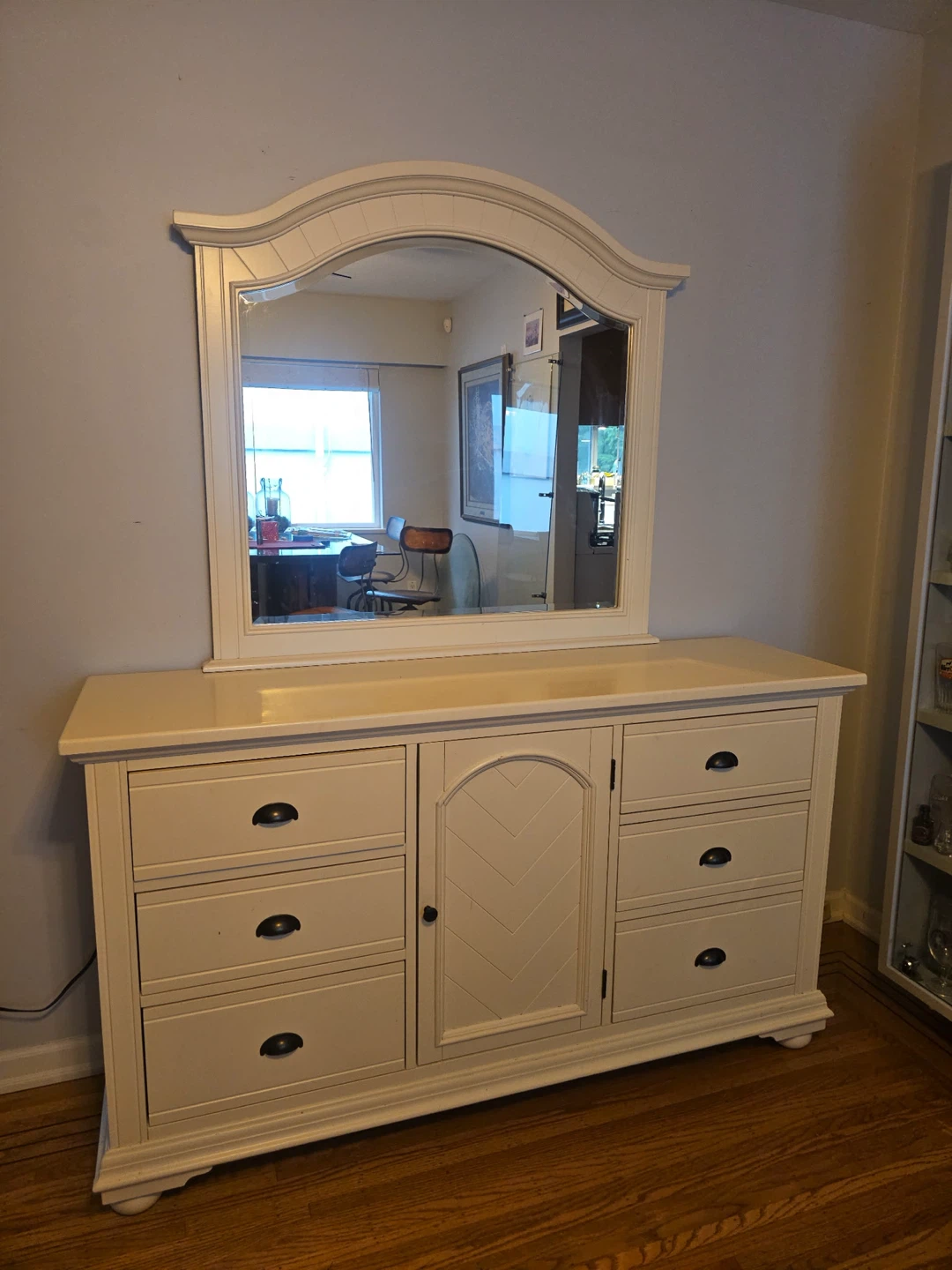 Cream-coloured Dresser with Mirror and Nightstand