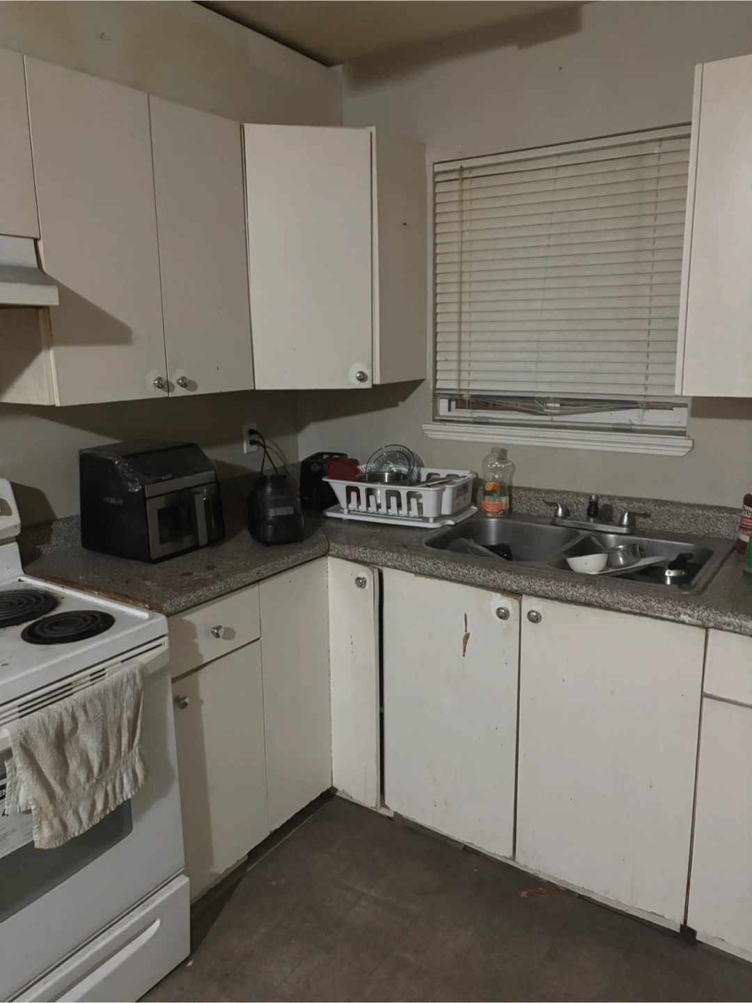 One Private Bedroom for rent in Ground level Suite - photo 2