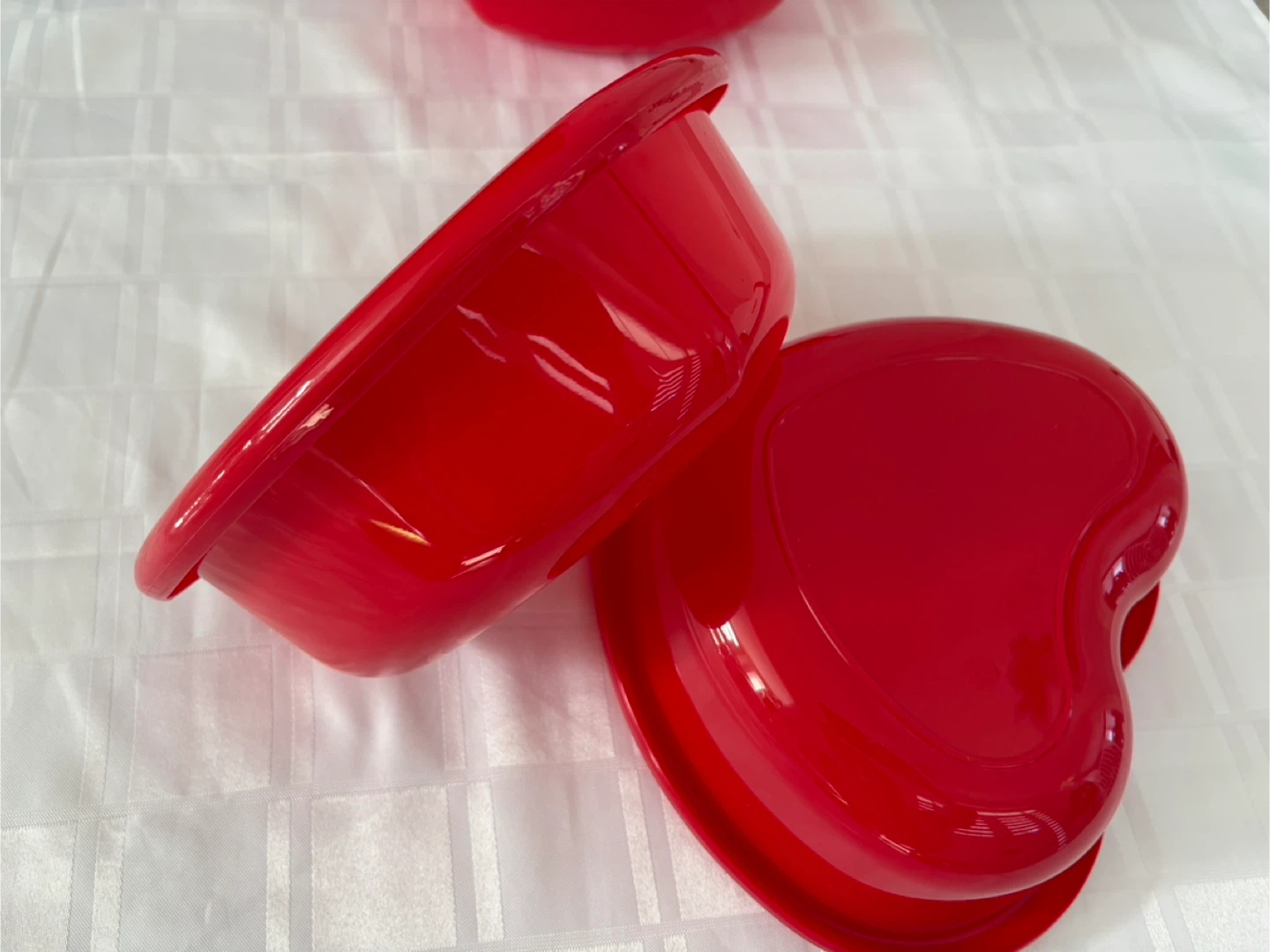 Red Heart-Shaped Plastic Bowls - Set of 3 - photo 3