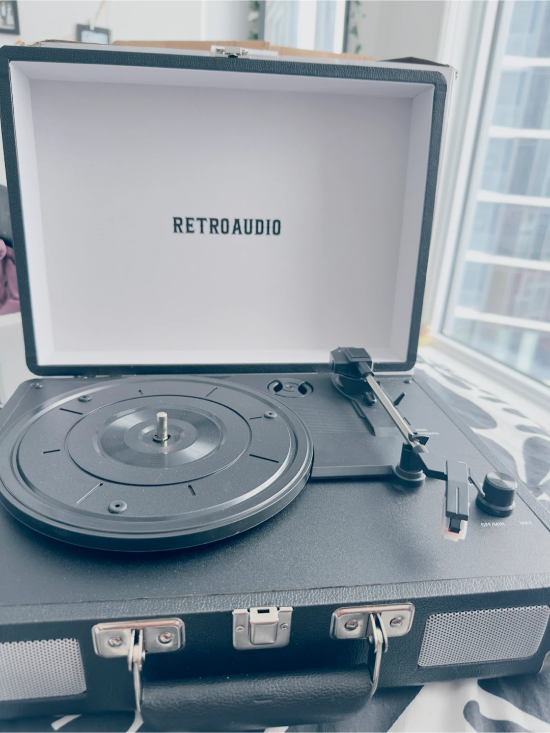 RetroAudio Suitcase Vinyl Record Player - Black