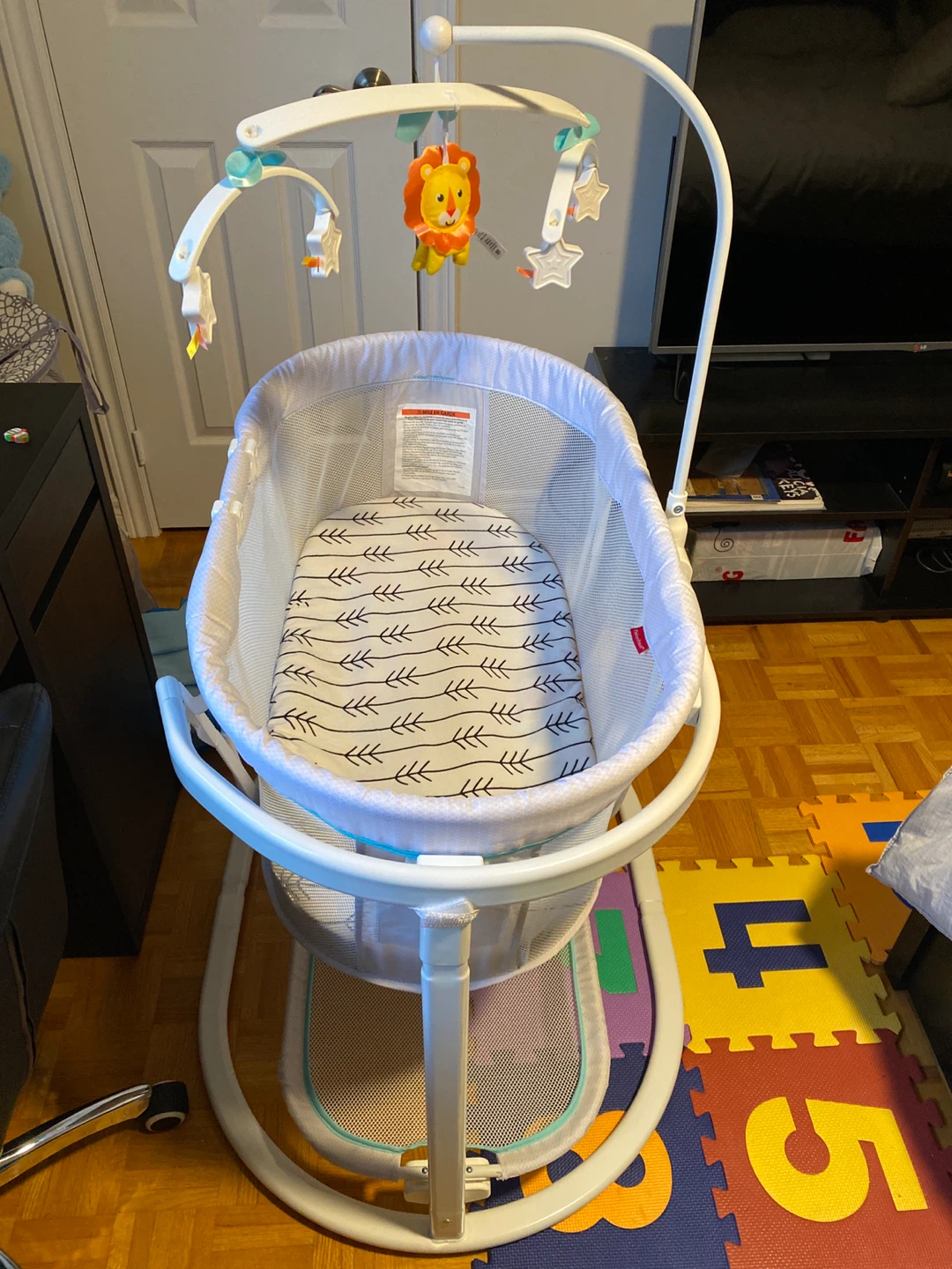 Fisher-Price Soothing Motions Bassinet - Excellent Condition! - photo 3