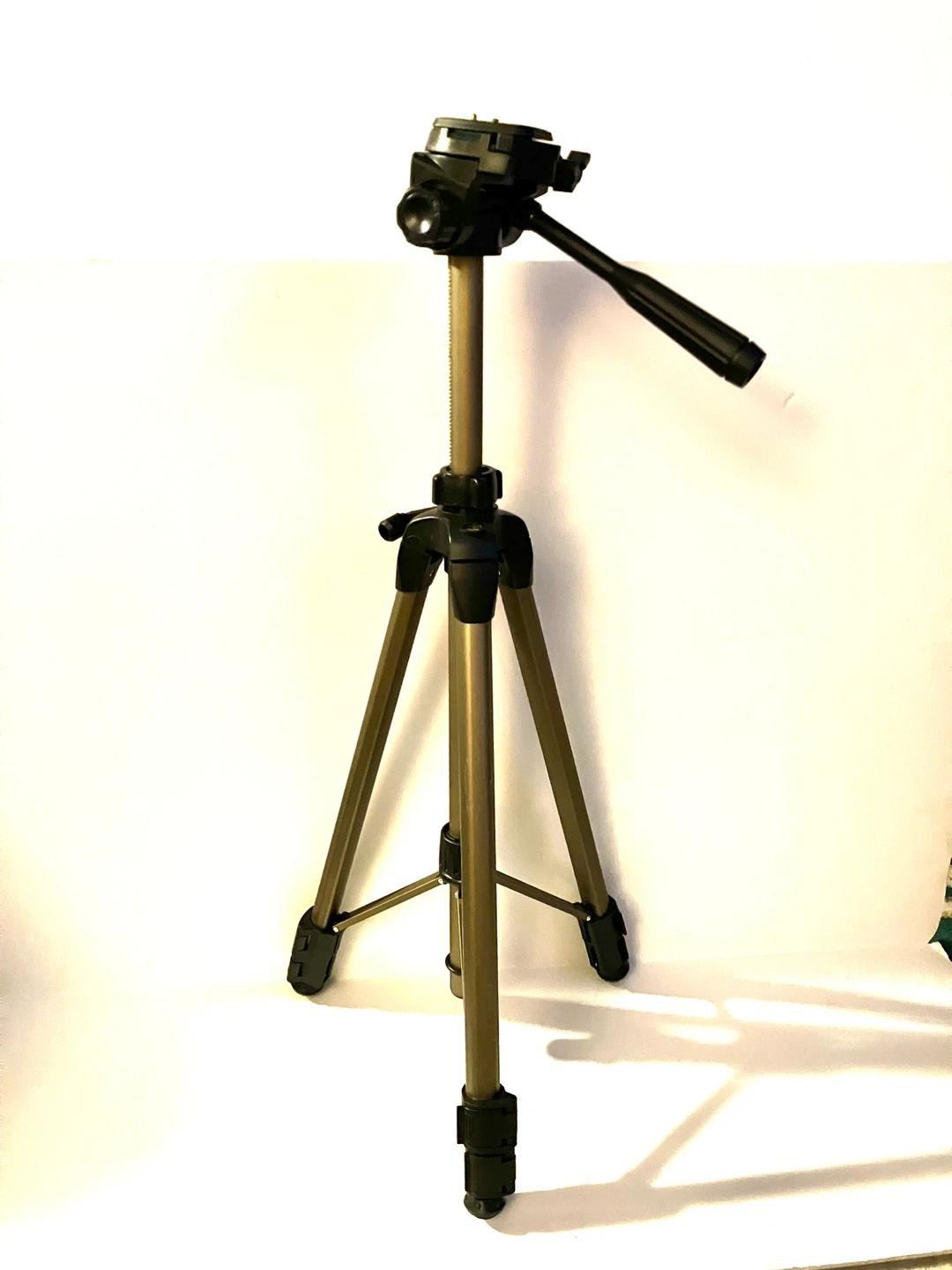 DYNEX DX-TRP60 Tripod new no box - photo 2