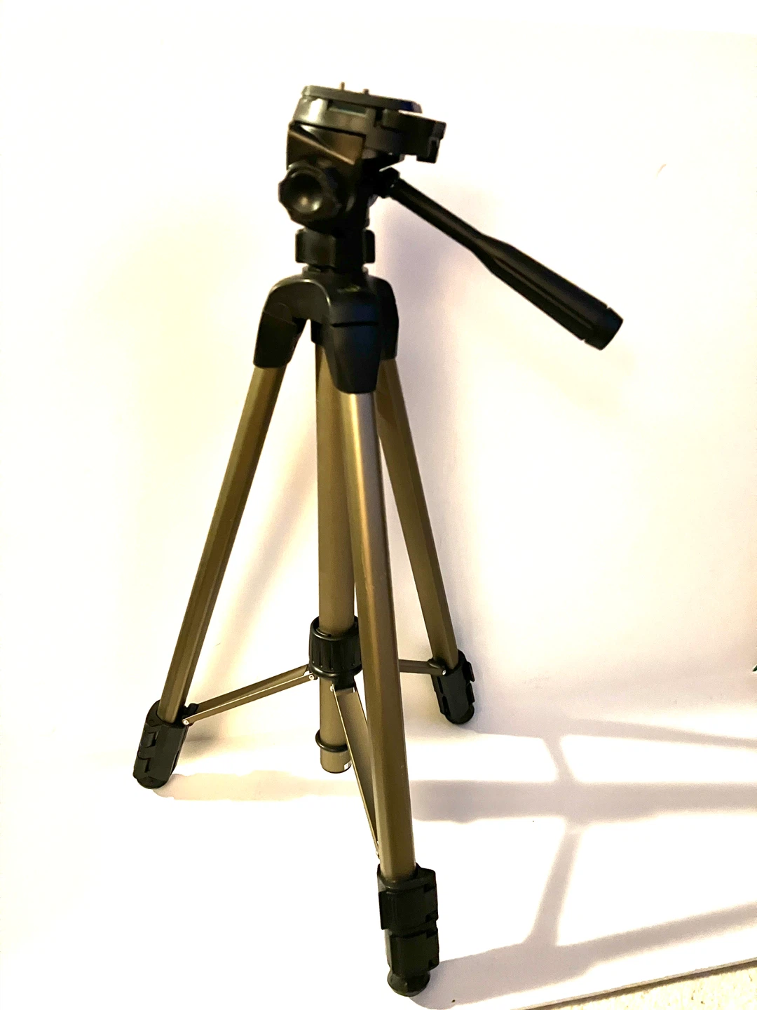 DYNEX DX-TRP60 Tripod new no box - photo 3