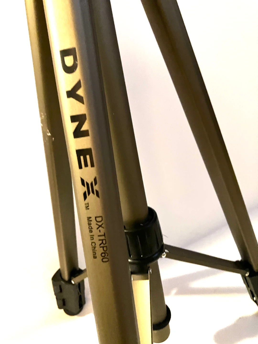 DYNEX DX-TRP60 Tripod new no box - photo 5